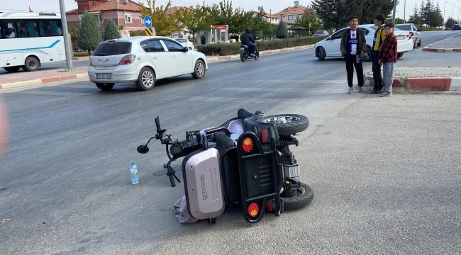 Otomobil ile çarpışan elektrikli bisikletin sürücüsü yaralandı 