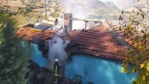 Alevler evi küle çevirdi 