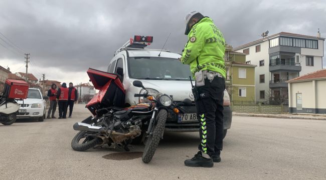 Hafif ticari araçla çarpışan motokurye yaralandı 