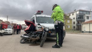 Hafif ticari araçla çarpışan motokurye yaralandı 