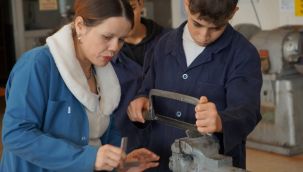 Kadın makine öğretmenini gören şaşırıyor 