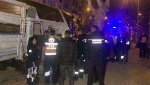 Kamyonet otobüs ve park halindeki araçlara çarptı: 2 yaralı 