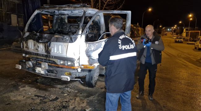 Karaman'da kundaklanan kamyonet demir yığınına döndü 