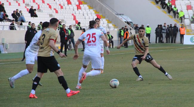 Karaman'daki maçı ünlü teknik direktör Yılmaz Vural'da izledi