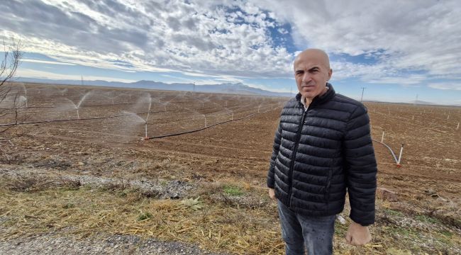 Karamanlı çiftçiler kış mevsiminde arazilerini suluyor