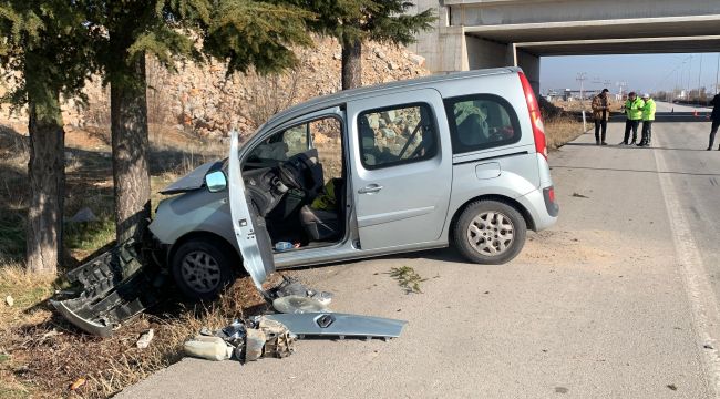 Ağaca çarpan hafif ticari araçtaki 2 kişi ölümden döndü