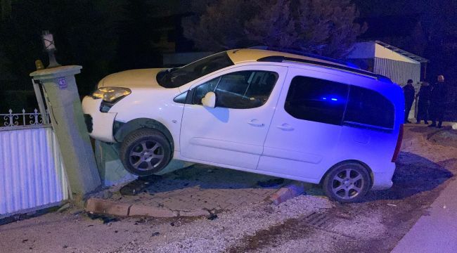 Duvara çarpan hafif ticari araç asılı kaldı