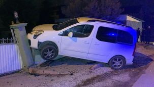 Duvara çarpan hafif ticari araç asılı kaldı