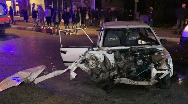 Karaman'da aydınlatma diregine çarpan otomobildeki 2 kişi yaralandı