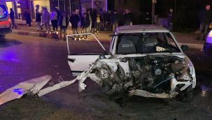 Karaman'da aydınlatma diregine çarpan otomobildeki 2 kişi yaralandı