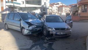 Karaman'da iki otomobil çarpıştı: 3 yaralı 