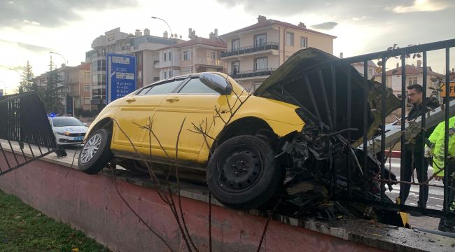 Karaman'da ticari taksi çarptığı duvarda asılı kaldı: 1 yaralı 