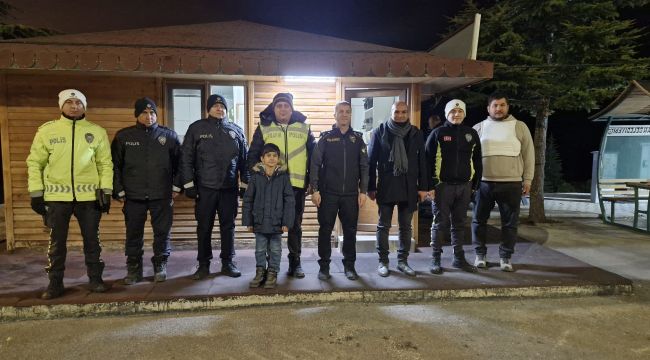 Polis olmak isteyen Yaman, 3 yıldır yılbaşında polislere çikolata dağıtıyor