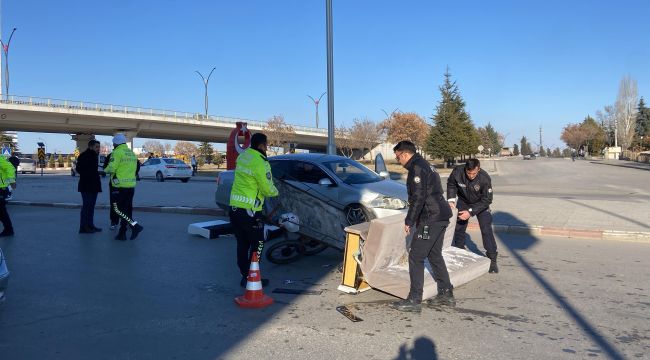 Karaman'da otomobil seyyar arabaya çarptı: 1 yaralı