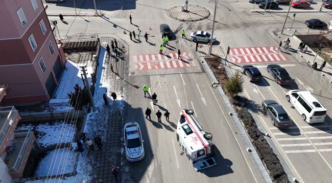 Otomobille çarpışan ambulans devrildi: 3'ü sağlık görevlisi 5 kişi yaralandı 