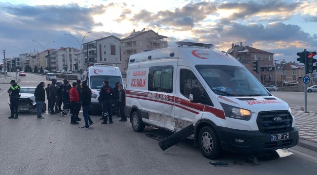 Ambulansla otomobil çarpıştı: 3 yaralı 