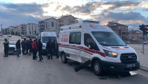 Ambulansla otomobil çarpıştı: 3 yaralı 