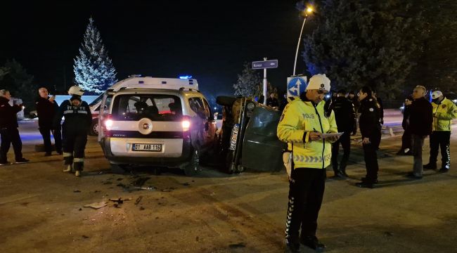 Karaman'da hafif ticari araçla çarpışan otomobil yan yattı: 4 yaralı 