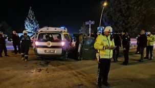 Karaman'da hafif ticari araçla çarpışan otomobil yan yattı: 4 yaralı 