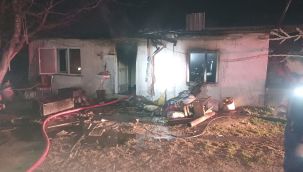 Karaman'da sobadan sıçrayan kıvılcım evi yaktı 