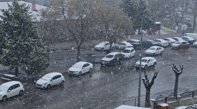 Karaman, yağan karla beyaza büründü