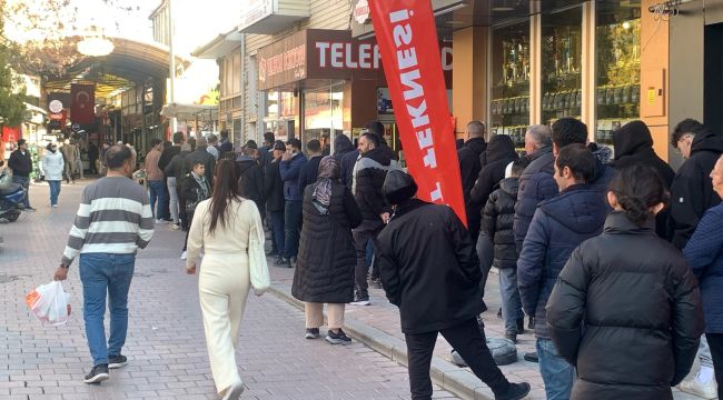 Ramazan'ın vazgeçilmezi tahinli pide için uzun kuyruk oluştu 