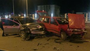 Üst geçitte çarpışan otomobillerin sürücüleri yaralandı 