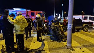 Kaza sonrası araçta sıkışan 2 kişiyi itfaiye kurtardı