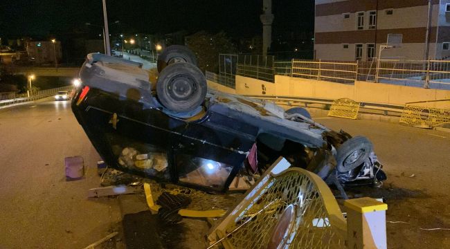 Karaman'da demir korkuluğa çarpan araç ters döndü 
