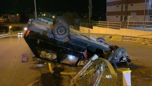 Karaman'da demir korkuluğa çarpan araç ters döndü 