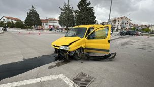 Karaman'da iki hafif ticari aracın çarpıştığı kazada 2 kişi yaralandı
