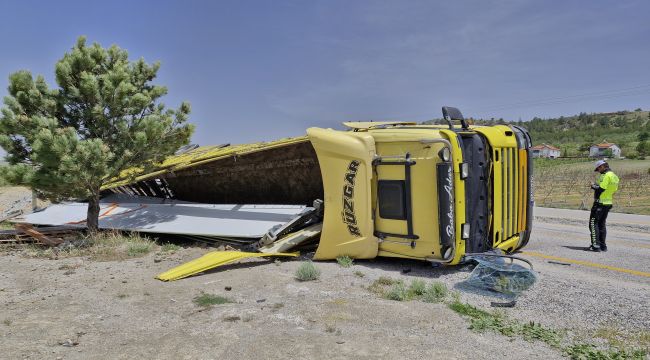 Sertavul'da devrilen tırın sürücüsü yaralandı