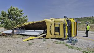 Sertavul'da devrilen tırın sürücüsü yaralandı