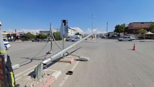 Aydınlatma direğini deviren araç kaçtı 