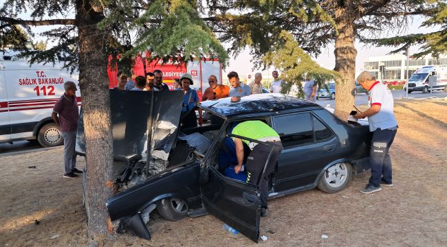 Kontrolden çıkan otomobil orta refüjdeki ağaca çarptı: 1 yaralı 