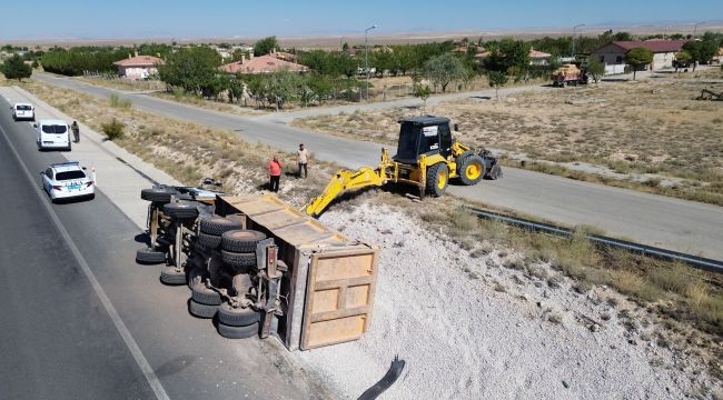 Karaman'da mıcır yüklü kamyonun devrildiği kazada sürücü yaralandı