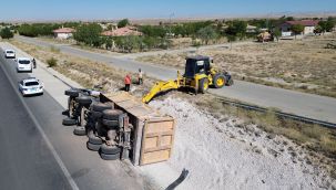 Karaman'da mıcır yüklü kamyonun devrildiği kazada sürücü yaralandı