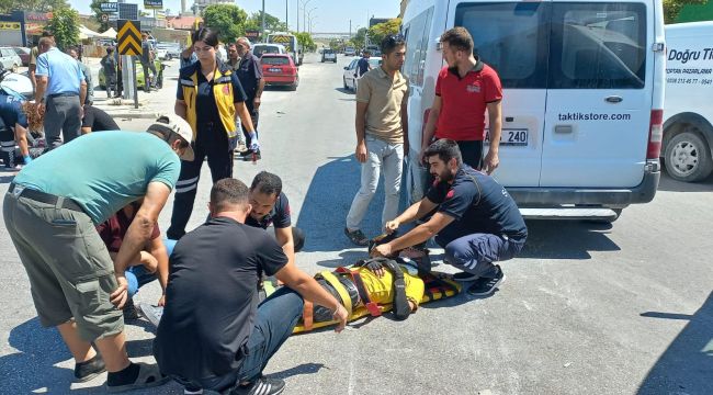 Karaman'da minibüs ile motosiklet çarpıştı: 2 yaralı  