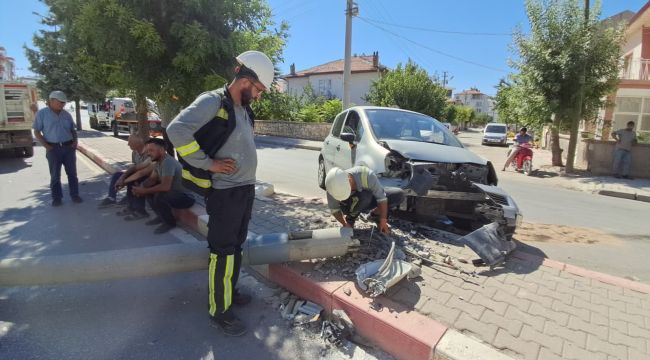 Kediye çarpmamak için manevra yapan sürücünün otomobili aydınlatma direğini devirdi