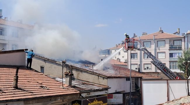 Odun pazarındaki iş yerlerinin çatısında çıkan yangın korkuttu 