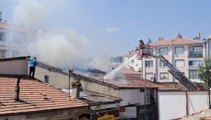 Odun pazarındaki iş yerlerinin çatısında çıkan yangın korkuttu 