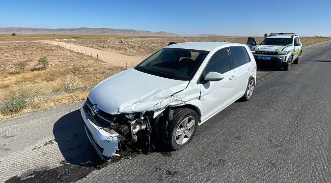 Bariyerlere çarpan otomobildeki 3 kişilik aile ölümden döndü 