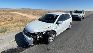 Bariyerlere çarpan otomobildeki 3 kişilik aile ölümden döndü 