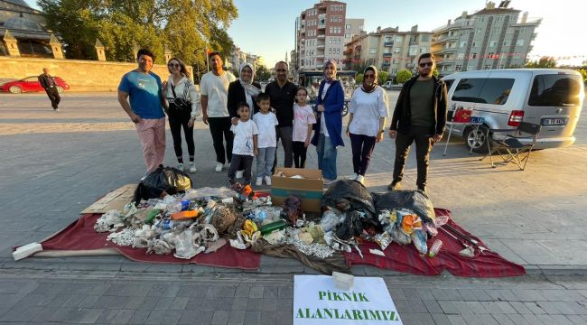 Çevreci akademisyen mesire alanından topladığı çöpleri meydanda sergiledi 