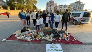 Çevreci akademisyen mesire alanından topladığı çöpleri meydanda sergiledi 