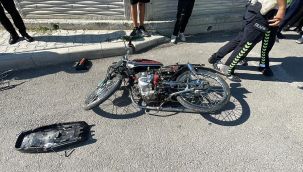 Hafif ticari araçla çarpışan motosikletteki 2 çocuk yaralandı 