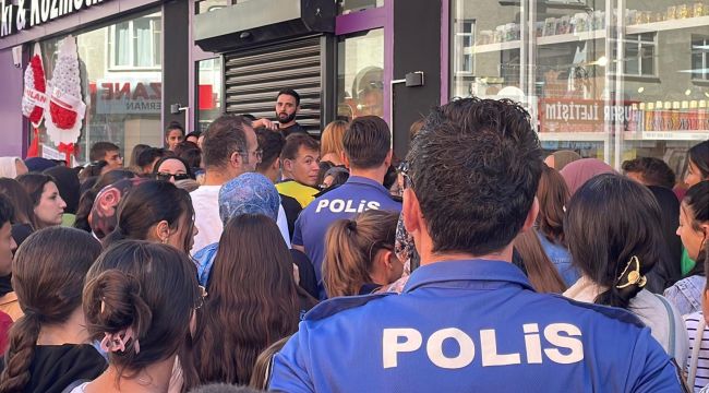 Takı ve kozmetik ürün mağazası açılışında izdiham 