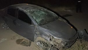 Tarla yoluna takla atan otomobildeki yolcu yaralandı