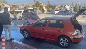 Alev alan LPG'li otomobile ilk müdahaleyi polis ekibi yaptı