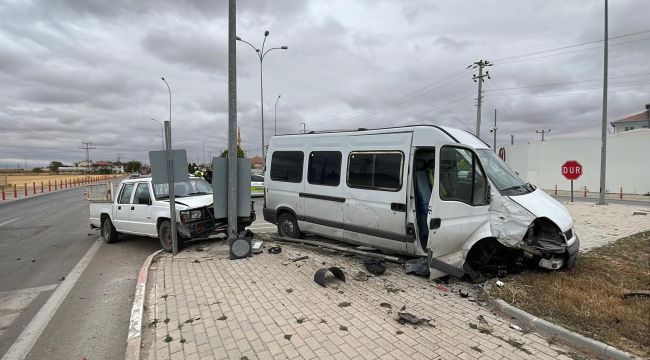 Ekmek servis minibüsüyle kamyonetin çarpıştığı kazada 1 kişi yaralandı